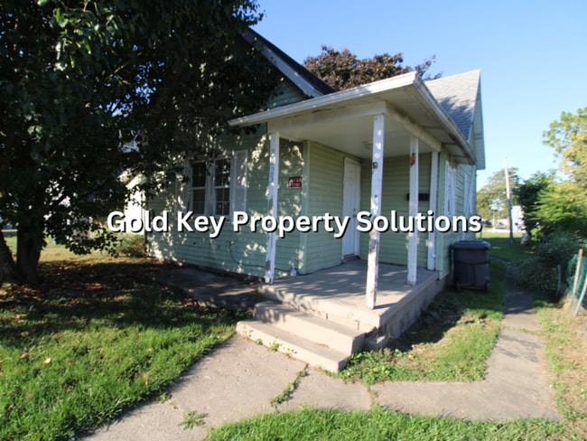 Building Photo - Updated 2 BR 1 BA House with Huge Kitchen and Garage (SECTION 8 APPROVED)