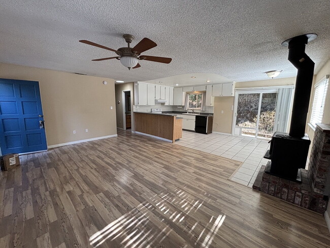 Building Photo - Darling 2-bed home with private lot nestle...