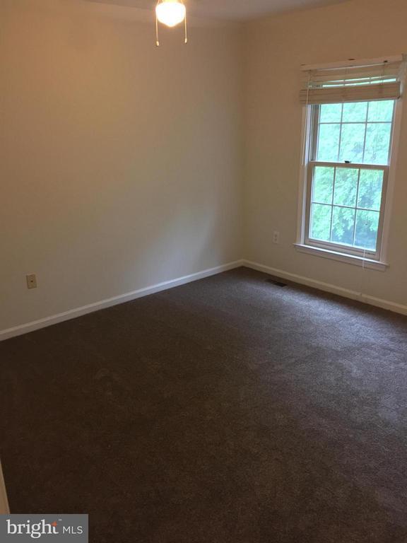 Building Photo - 8911 Oakwood Way
