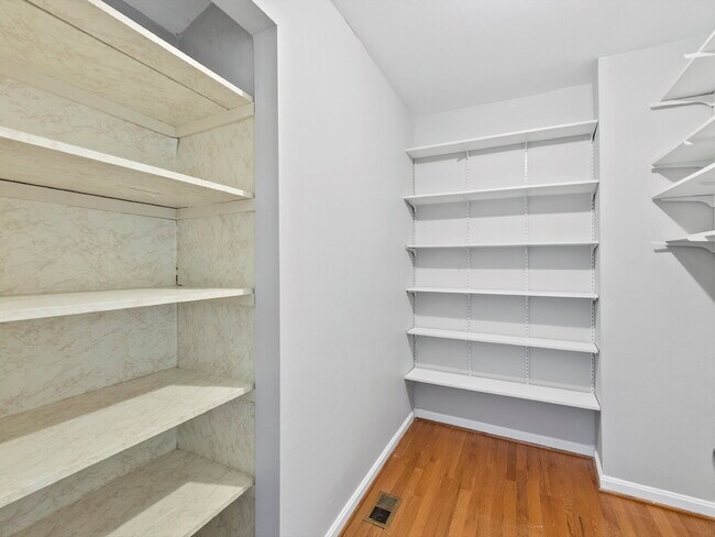 Building Photo - Stylish & Spacious Townhome in Prime Location!