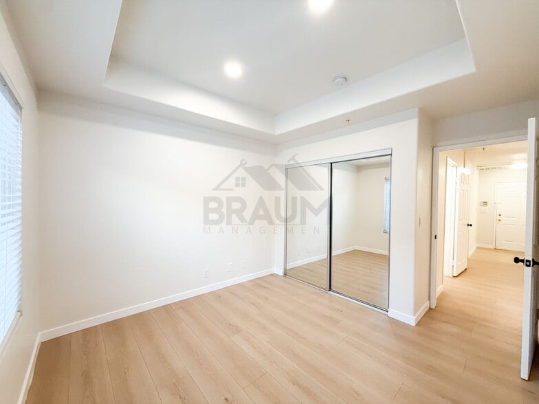Building Photo - 11035 Moorpark St