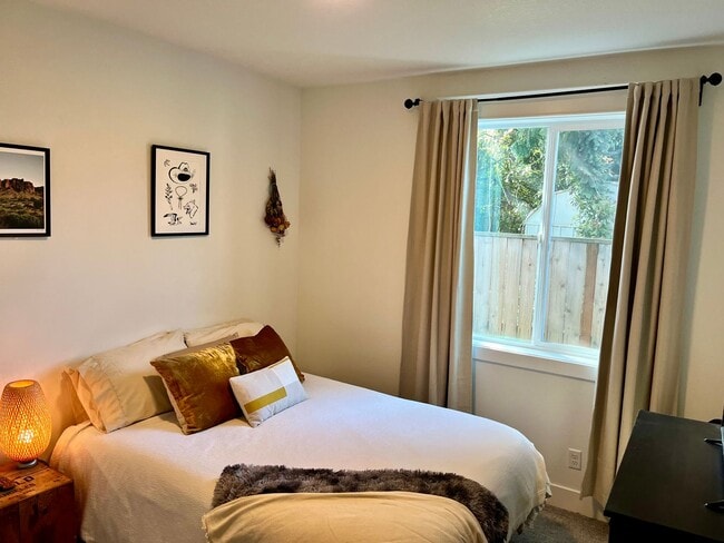 Building Photo - Super cool cottage with private setting