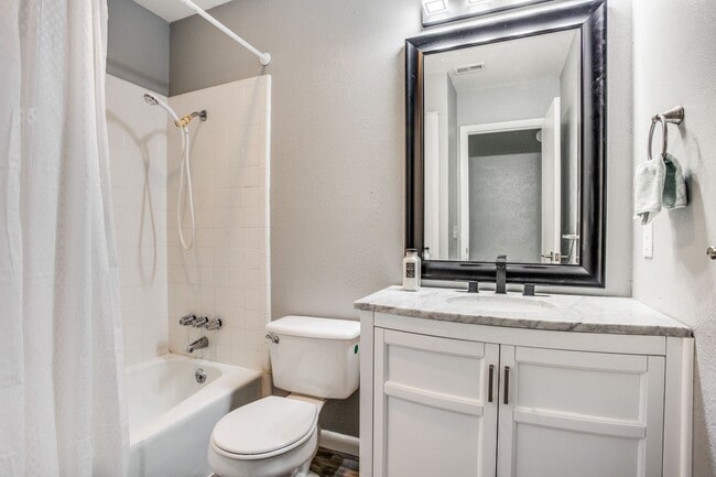 Building Photo - Gorgeous Upgraded 3 Bedroom 2.5 Bath with 2 car garage on Quiet Cul-De-Sac ---Eanes ISD!!