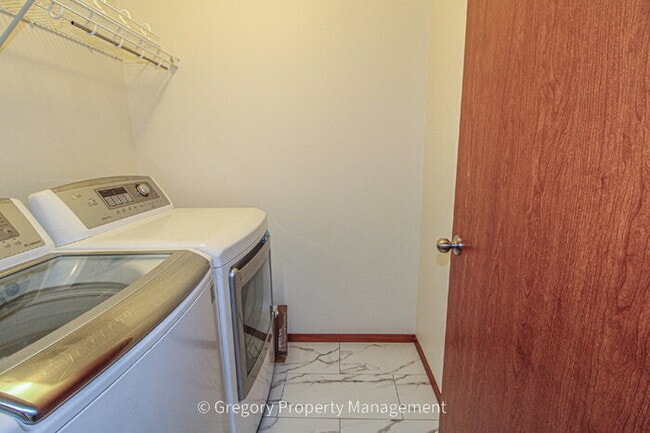 Building Photo - Bright and Spacious 5 bed Home - Steps from Martha Lake Airport!