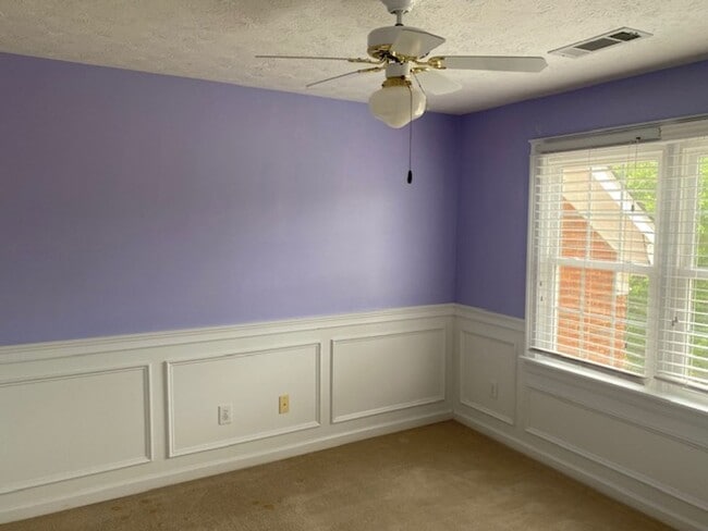 Building Photo - Lakefront family home