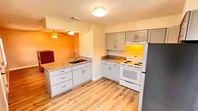 Building Photo - Spacious 2 Bed / 1 Bath Duplex in West Orl...