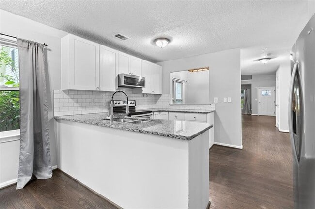 Building Photo - 969 Oak St SW