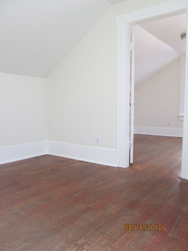 Building Photo - *DEPOSIT PENDING* Charming 2 Bedroom, 1 Bathroom with loft near Downtown.