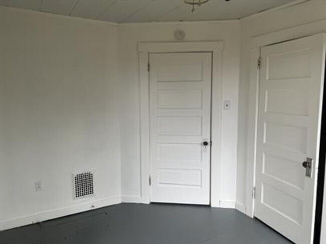 Building Photo - 832 Vankirk St