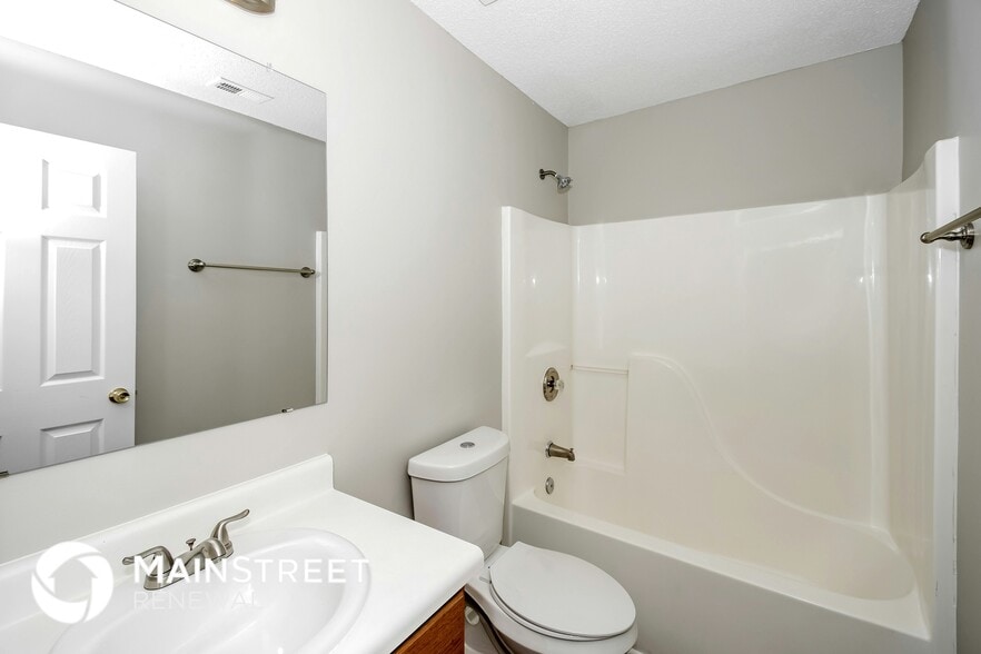 Building Photo - 400 Pinevale Ct