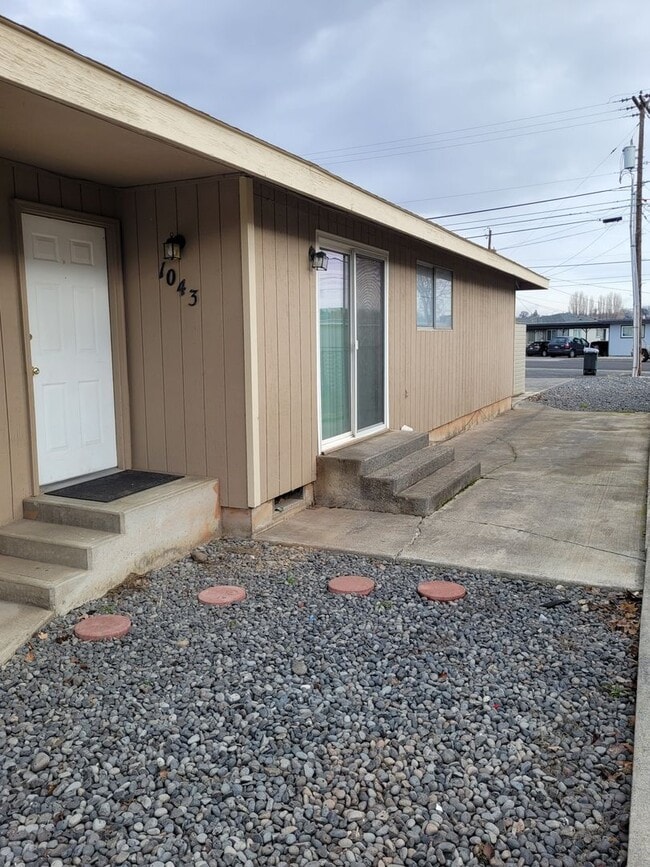 Building Photo - 1043 W Rose Ave