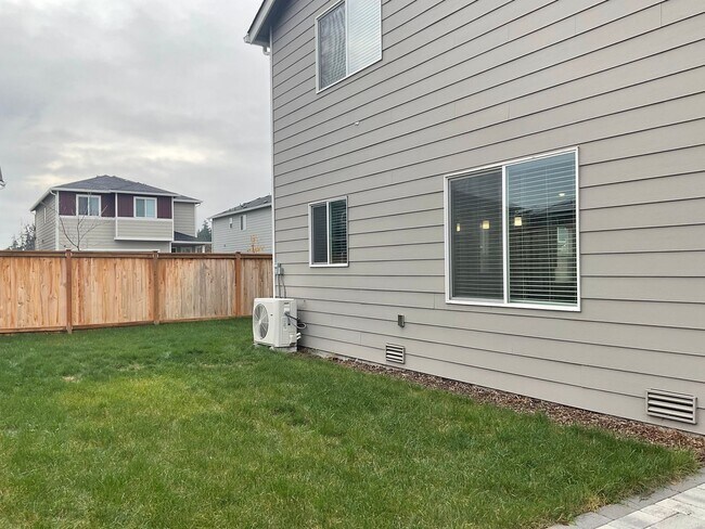 Building Photo - Beautiful 4 Bedroom, 2.5 Bath Home Availab...