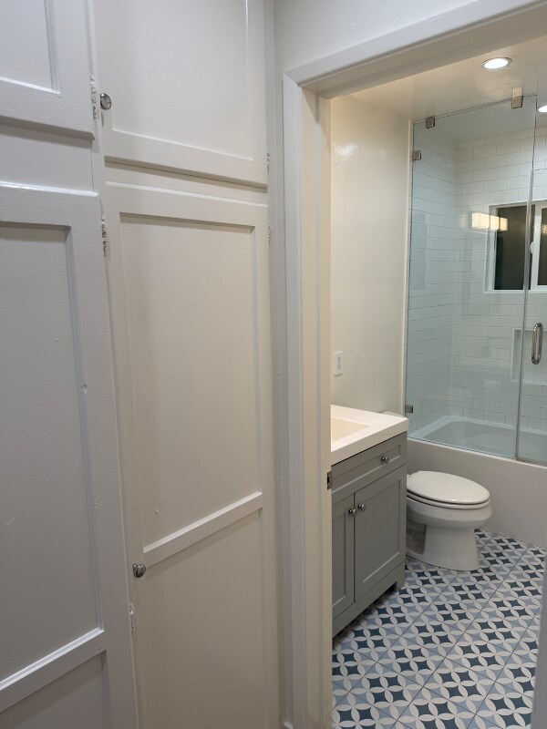 Building Photo - 2140 Beachwood Dr