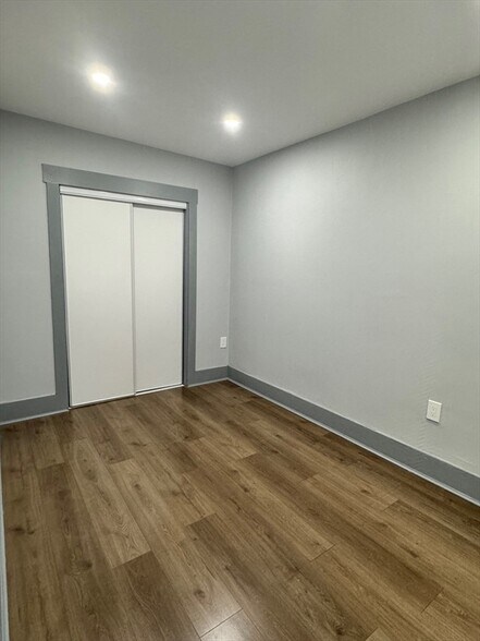 Building Photo - 172 Putnam St
