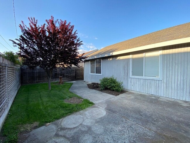 Building Photo - Beautiful Three Bedroom Single Level Napa Home