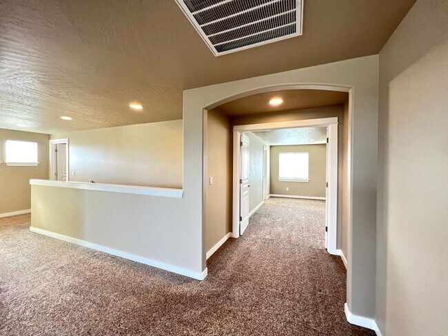 Building Photo - West Richland Home On 0.32 Acres