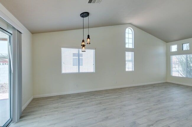 Building Photo - Fully upgraded 3 bedroom house on large lo...
