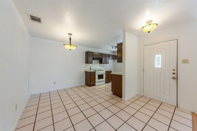 Building Photo - 2703 Cypress Ln