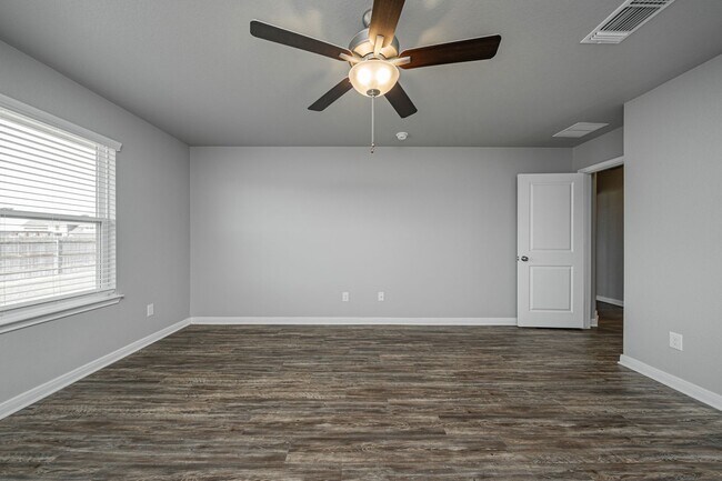 Building Photo - 1368 Kingsgate Dr