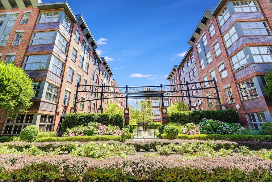 Building Photo - 812 Grand St