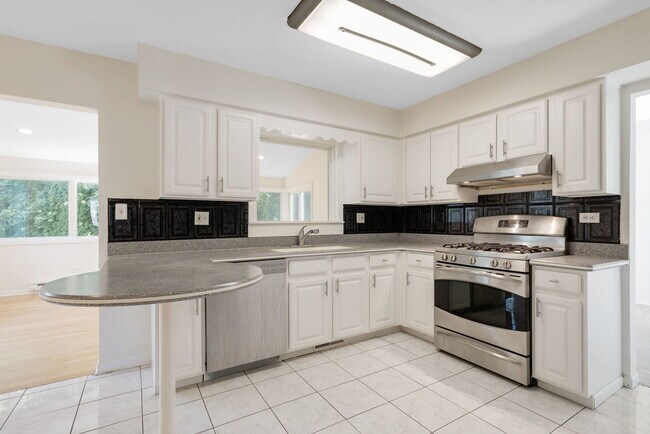 Building Photo - 421 Collen Dr