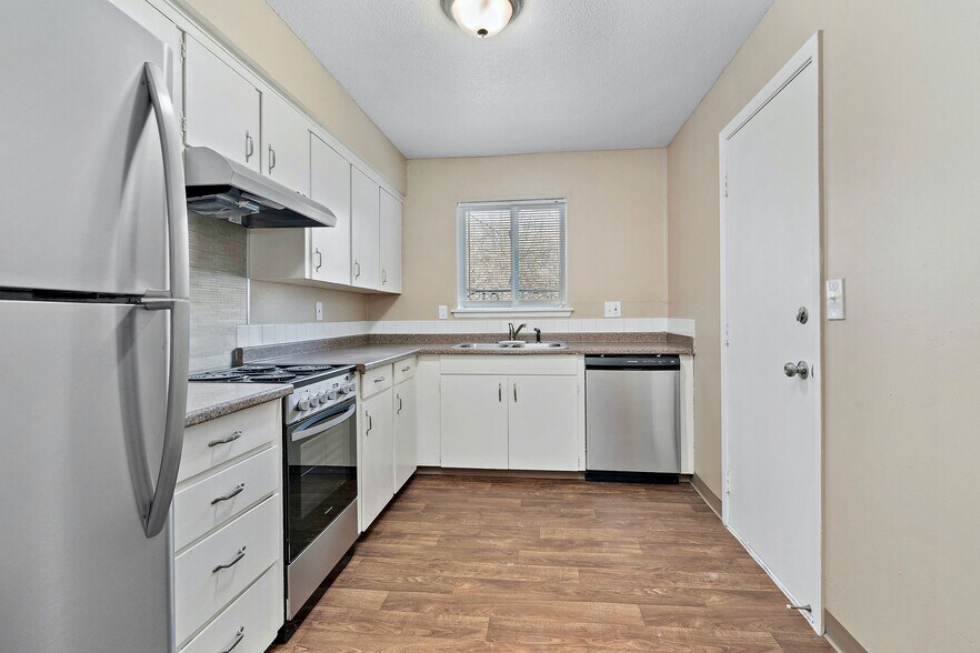 Broadway Ridge and Stoneside Apts & Townhomes Gladstone, MO Apartment Finder