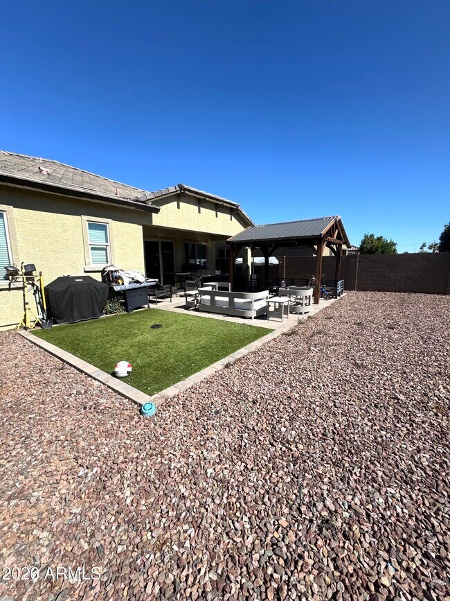 Building Photo - 9221 W Glenrosa Ave