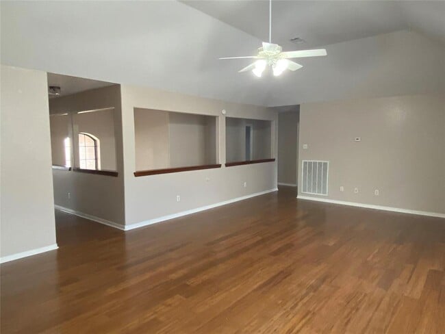 Building Photo - 104 Sumac St
