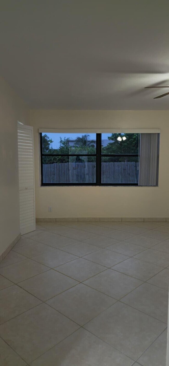 Building Photo - 105 S Riverside Dr