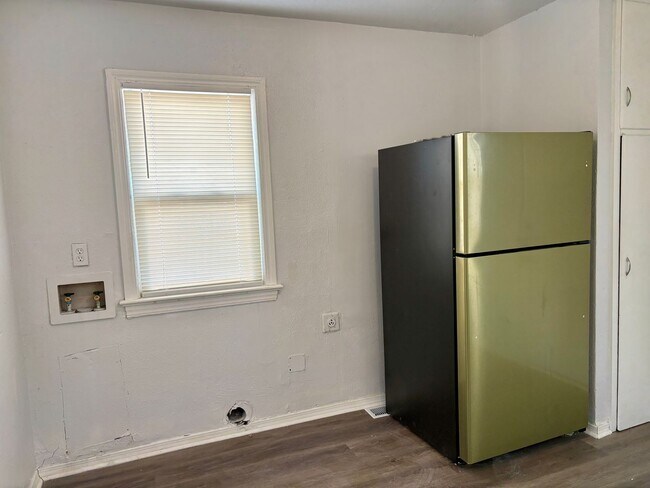 Building Photo - 2316 Miramar Blvd