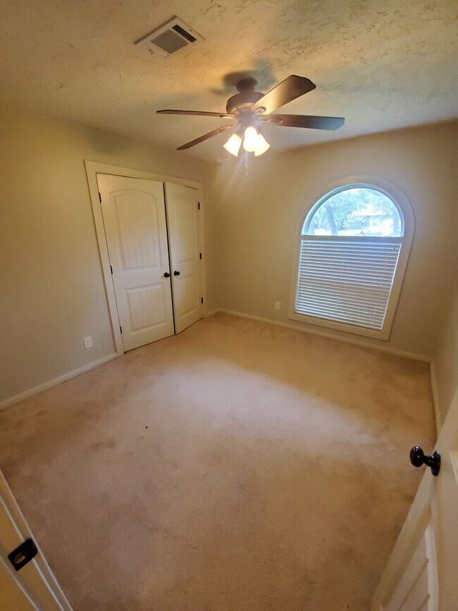 Building Photo - 3/2 in Southwood Valley