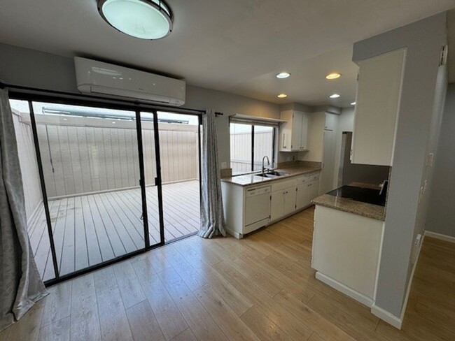 Building Photo - Spacious Tri Level 2Bed 2Bath Condo in Bay Ho