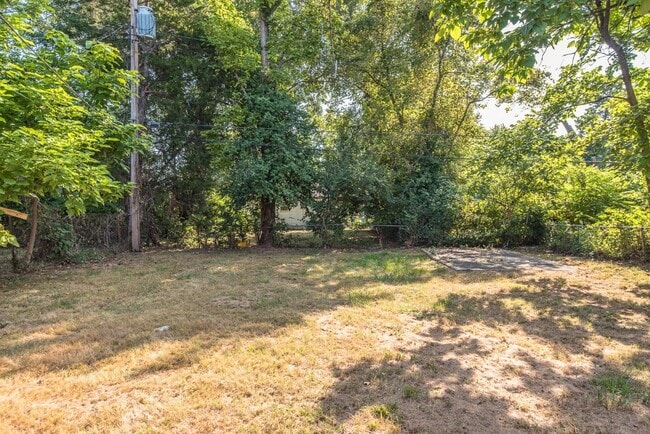 Building Photo - 320 Henquin Dr