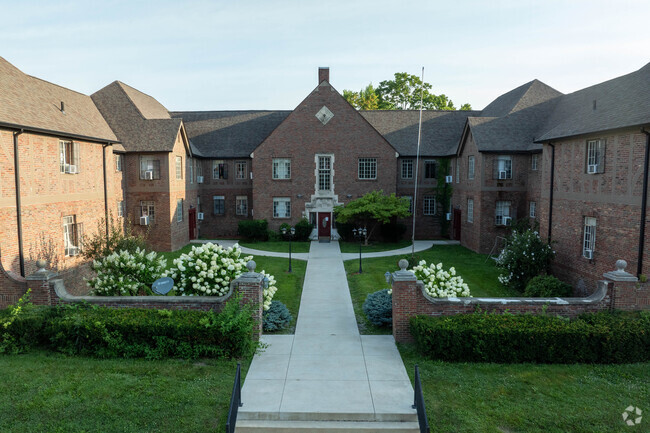 Lush Courtyard - Historic Mulberry Flats