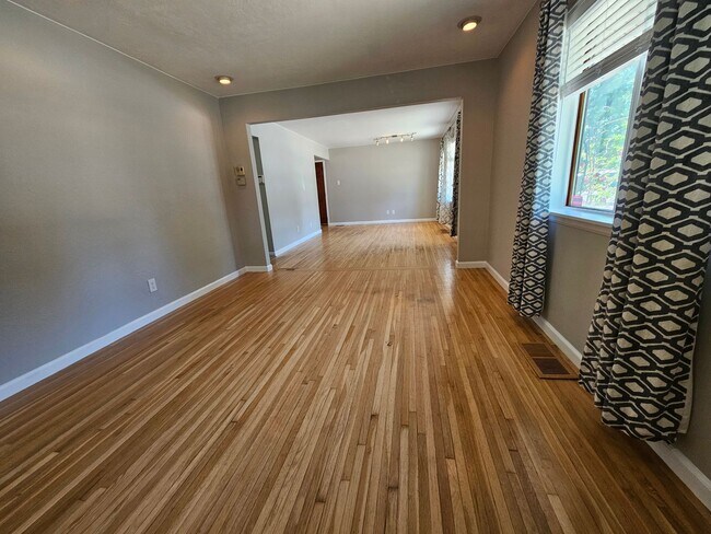 Building Photo - Virginia Village Home New Paint, Carpet, Blinds Backs up to Cherry Creek Trail