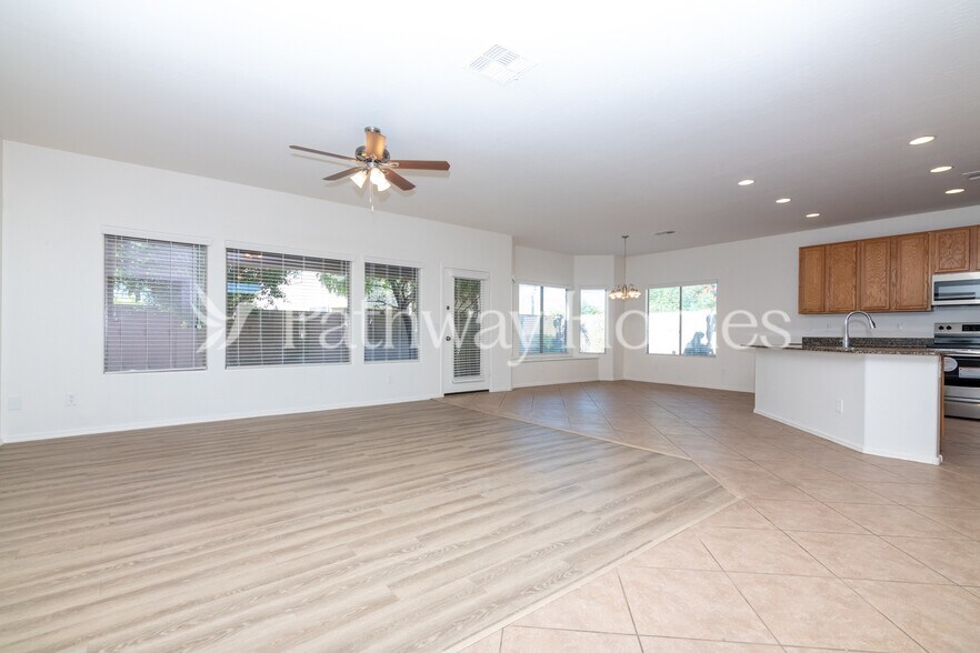 Building Photo - 13843 W Watson Ln