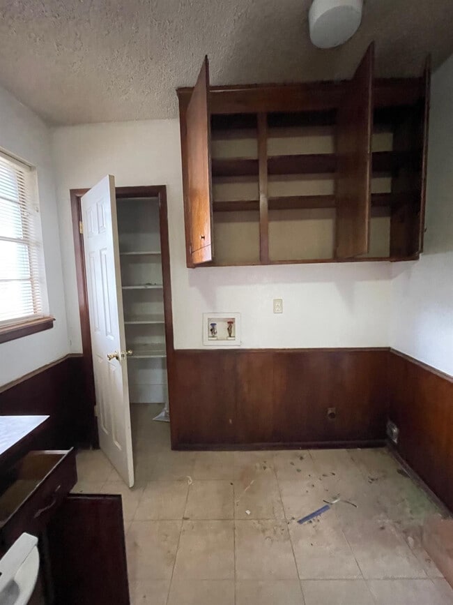 Building Photo - 610 N Elkhart Ave