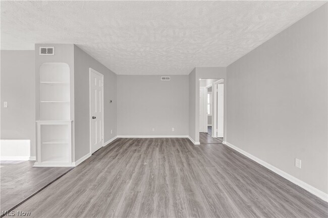 Building Photo - 2521 Greenvale Rd