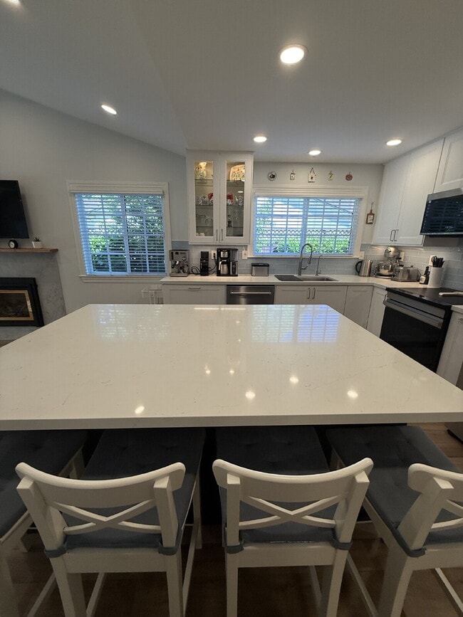 Building Photo - Stunning Fully Remodeled 4-Bedroom 2 Bathroom Home with Designer Kitchen & Spacious Open Layout i...