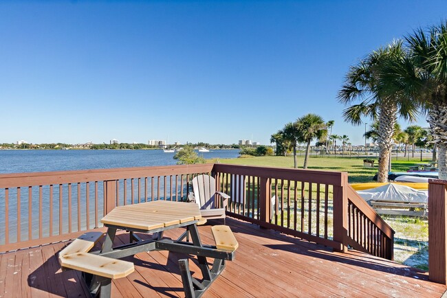 Building Photo - Spacious Riverview 1B/1B Condo