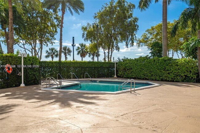 Building Photo - 1420 Brickell Bay Dr