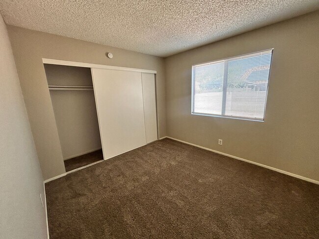 Building Photo - Charming Summerlin retro 2-bedroom home