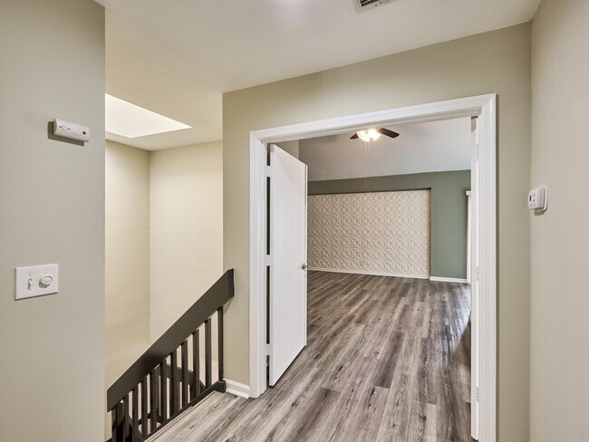 Building Photo - 6040 Glendale Dr