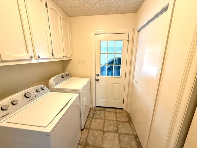 Building Photo - Spacious & Updated 3BR in Brookhollow – Fully Equipped