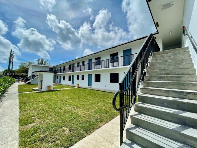 Building Photo - 180 NE 57th St