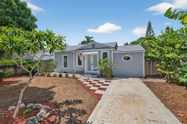 Building Photo - 817 N Palmway