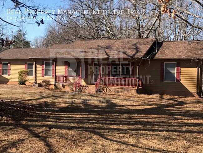 Primary Photo - Country Living 3 BR / 2 Bath Home in North...