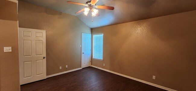 Building Photo - 3 Bedroom 2 Bath off Clear Creek Viewable ...