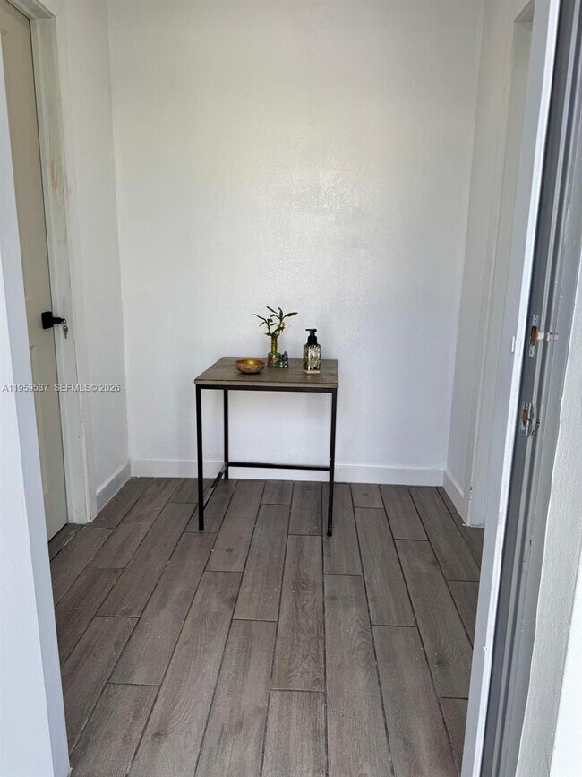 Building Photo - 613 NE 5th St