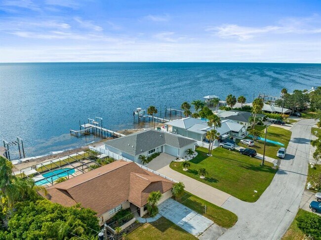 Building Photo - 1909 Gulfview Dr